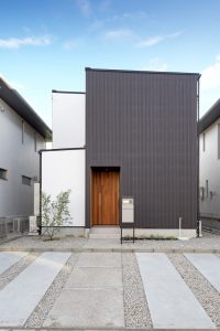 吹抜から光がふりそそぐプライバシーに配慮した家