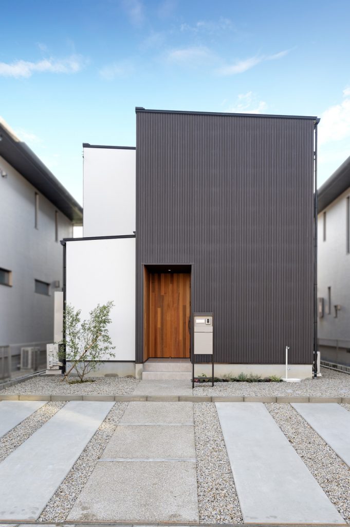 吹抜から光がふりそそぐプライバシーに配慮した家