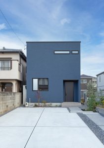 ダークブルーな塗り壁の家