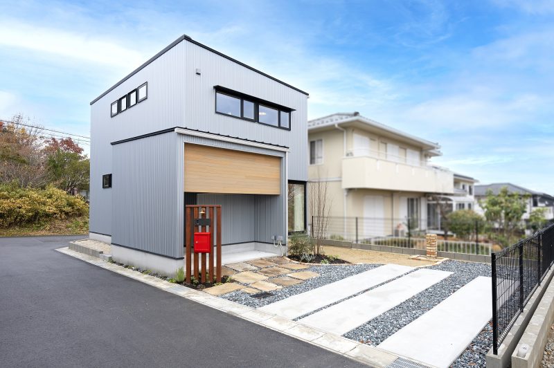 グレーのガルバリウムとブラックのサッシが映える外観写真