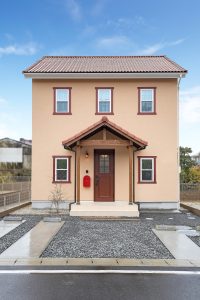 赤いポストの可愛いお家