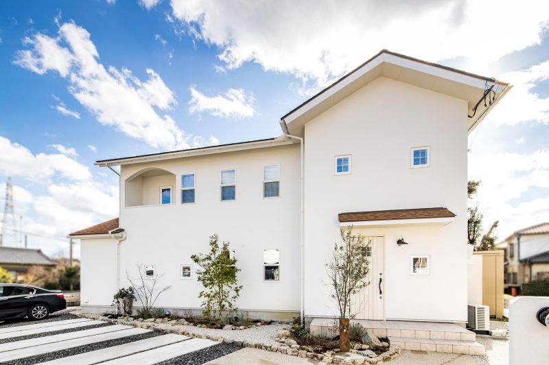 白い壁が映えるプロヴァンス風のお家