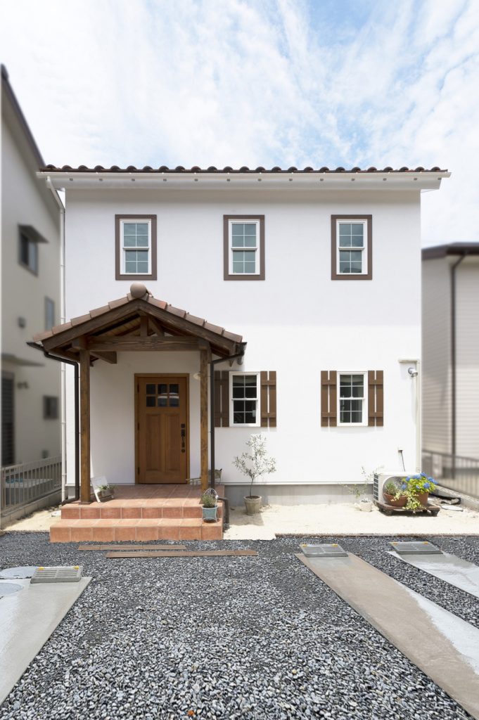 三角ポーチ屋根の可愛いお家