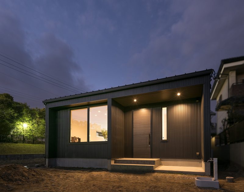 木と黒でまとめた家