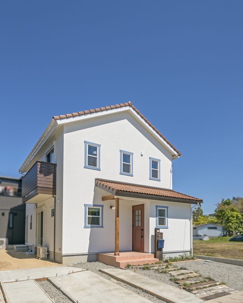 青い窓枠がかわいいおうち