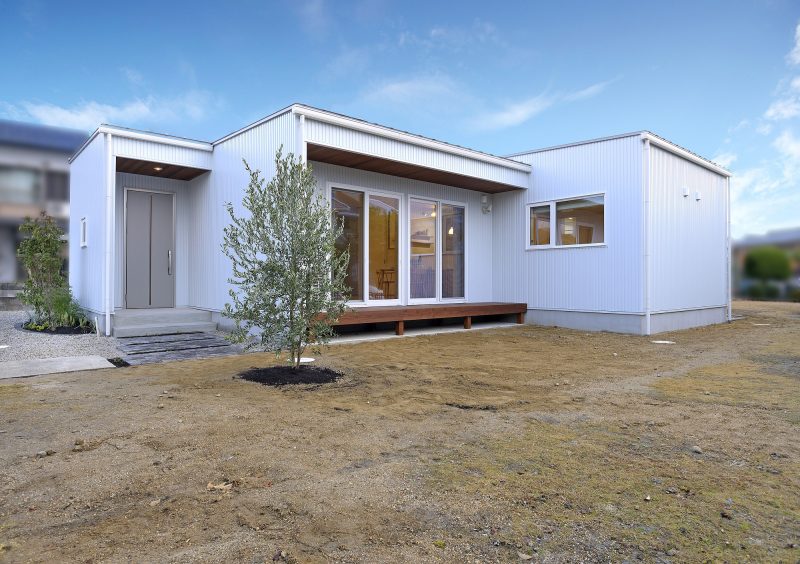 仲良し4人家族の白い平屋の家