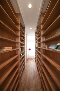 本棚をぬける家