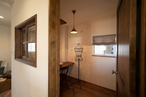 アンティークな木製のドアが入口のアトリエの写真