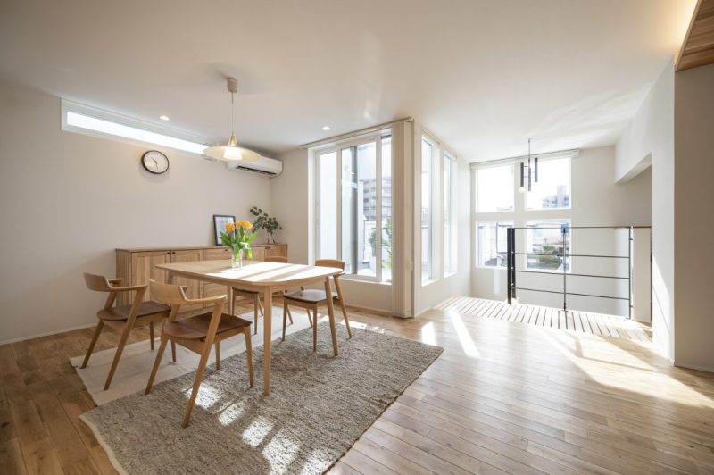 リビングに続くバルコニーが見える写真