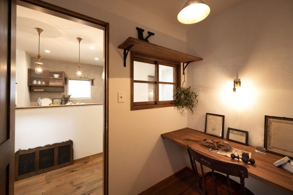 アトリエの中の写真。カウンターや棚のカラーは暗めのブラウン色で統一されている。