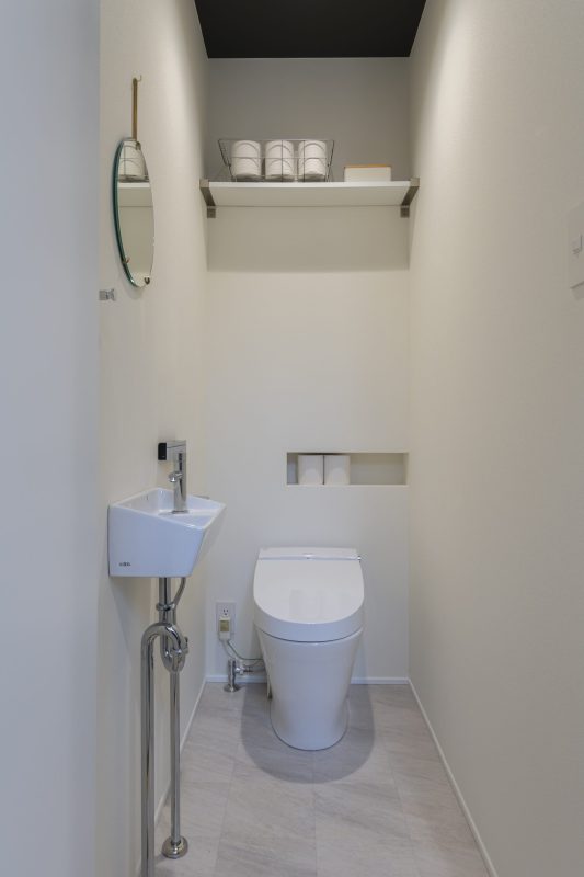 シンプルなトイレにトイレットペーパーを収納できるニッチがある