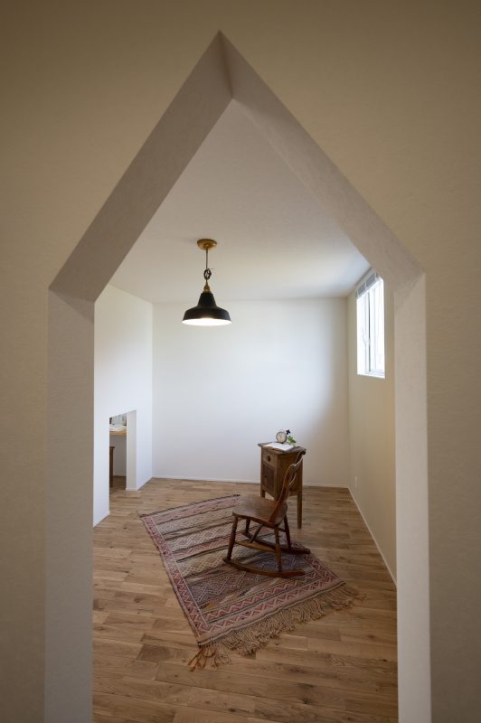 三角の出入り口から子供部屋が見える