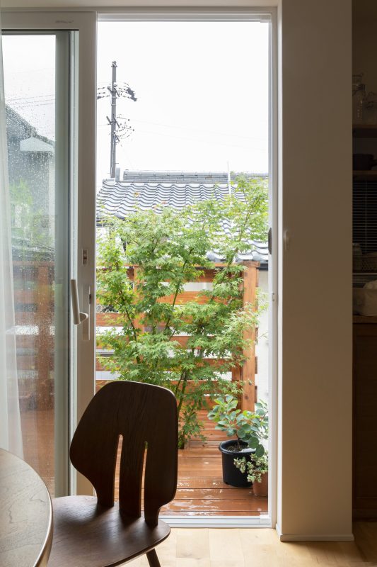 雨が降っている時に窓を開け、ウッドデッキと植栽を楽しむ空間