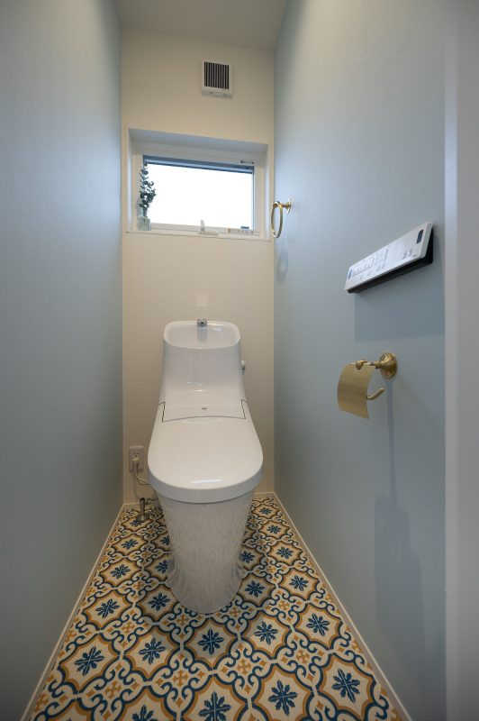 独特な雰囲気のクッションフロアを使ったトイレ