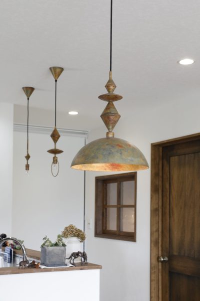 キッチン前の照明3個はすべて形の違ったものが使われている写真