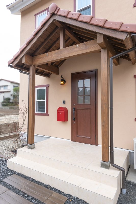 赤いポストの可愛いお家