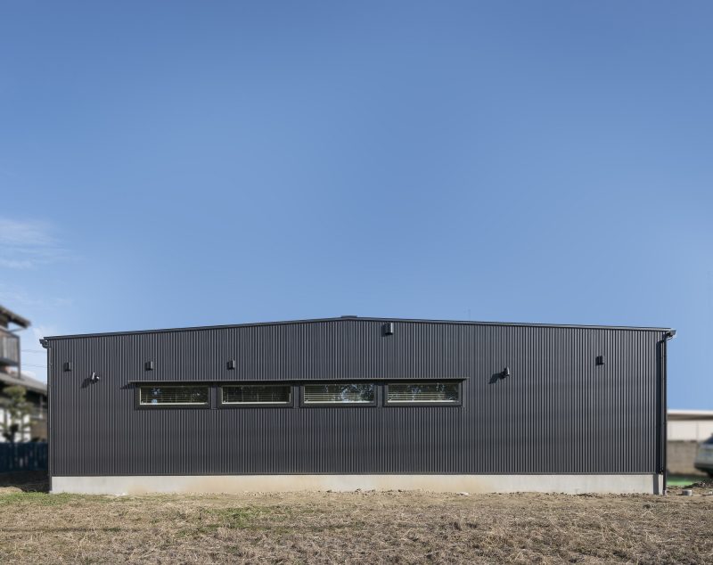 木と黒でまとめた家