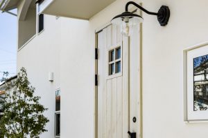 白い壁が映えるプロヴァンス風のお家