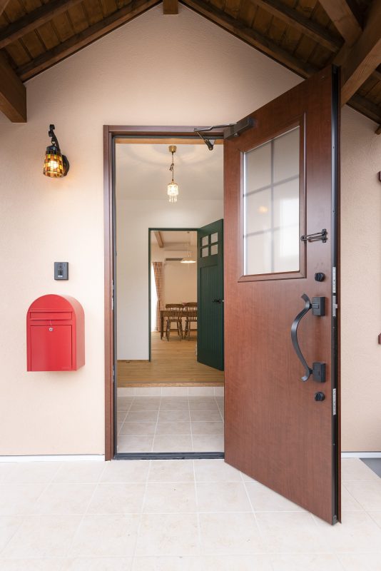 赤いポストの可愛いお家