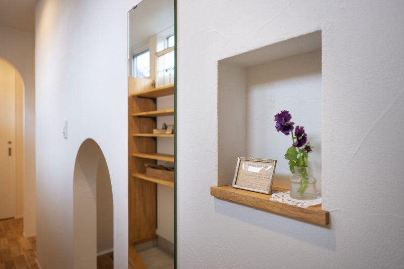 姿見の隣に四角いニッチ