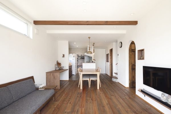 ボルドーパインのフロアと、天井には化粧梁がある写真