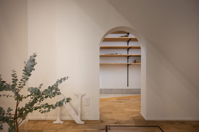 階段下の小さなアーチの入り口