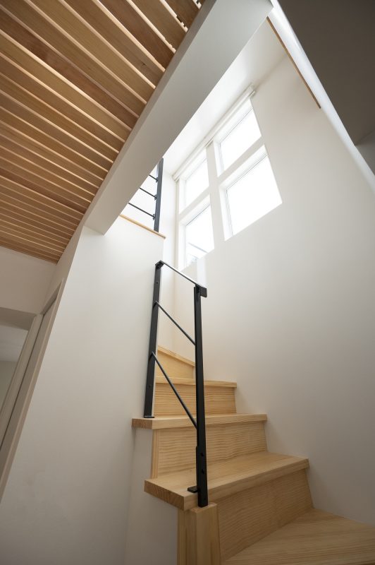 階段の上にすのこの板がならび、光が漏れている写真