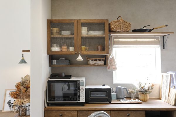 レトロなガラスが入った造作収納。取手もレトロで合わせている。