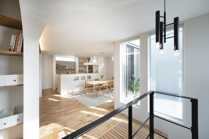 階段のアイアン手摺越しにリビングを臨んだ写真