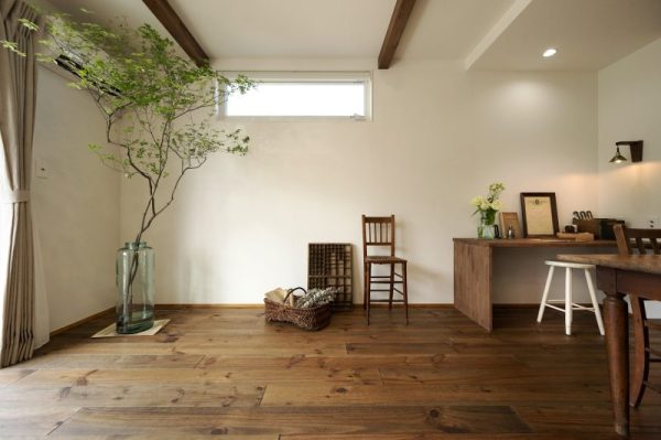 リビングの写真。無垢の梁を2本現しで。