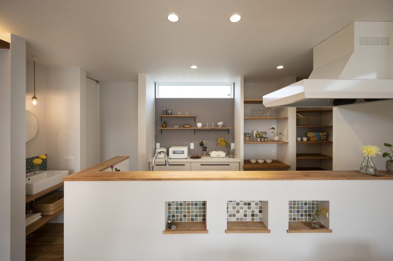 キッチンの壁に３つのニッチがあり、その背面にタイルが貼ってある写真