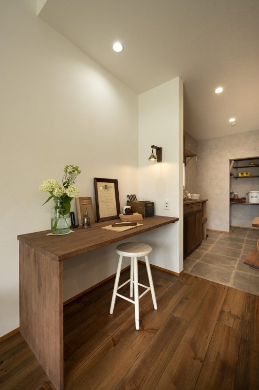 飾り棚として、ちょっとした書き物をするスペースとしてのカウンターの写真