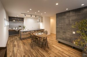 木と黒でまとめた家