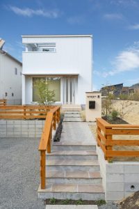 バルコニーから緑を嗜む家