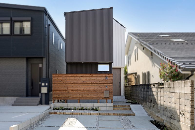 バルコニー越しに落ち着ける２階リビングの家