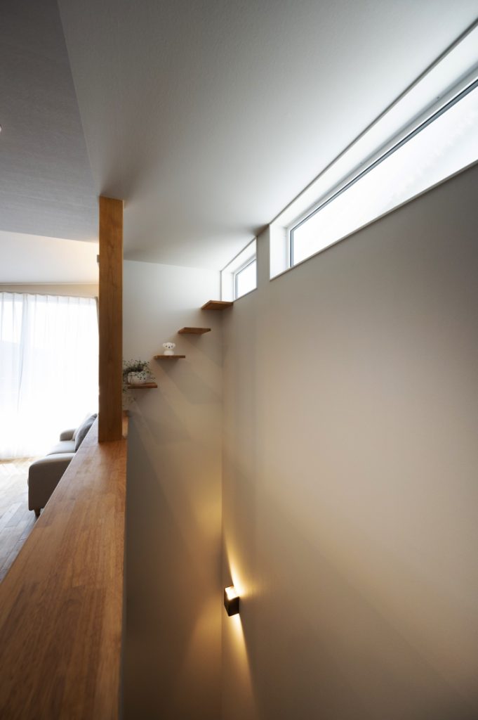 バルコニー越しに落ち着ける２階リビングの家