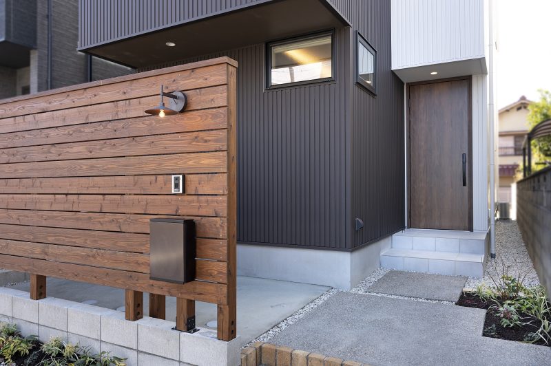 バルコニー越しに落ち着ける２階リビングの家