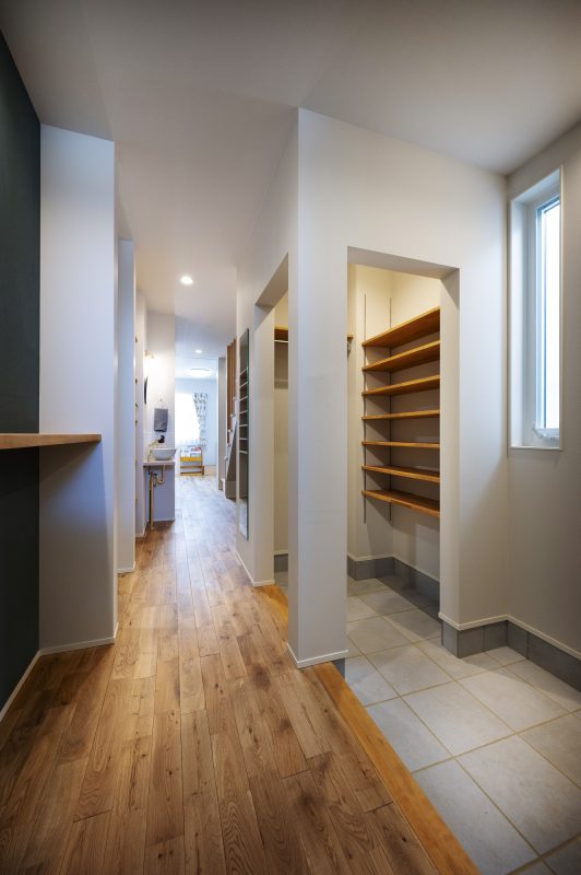 玄関から奥に見える子供部屋まで老が続いている