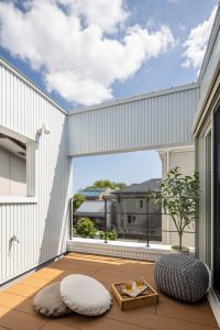 都心の旗竿地で築く、視線と光の抜ける家