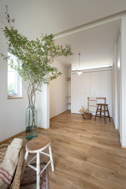 リビングの隣にある小さな部屋がある写真