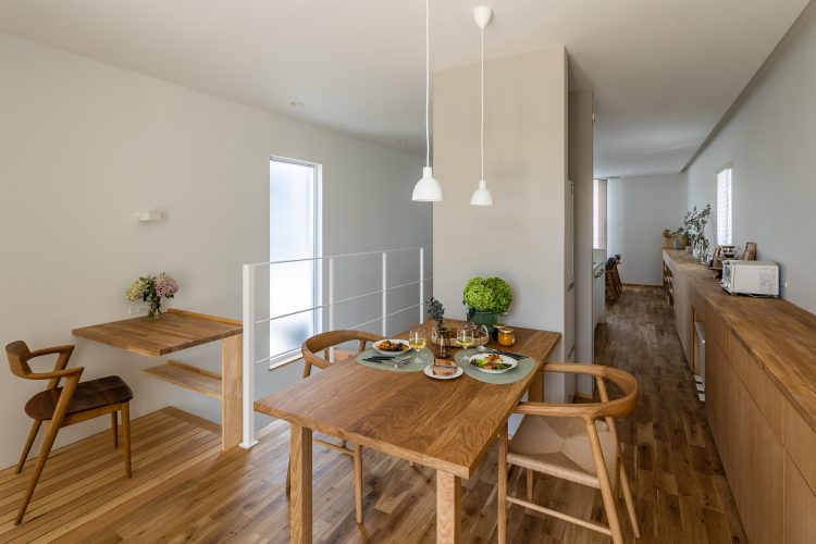 期の素材をふんだんに取り入れたダイニング