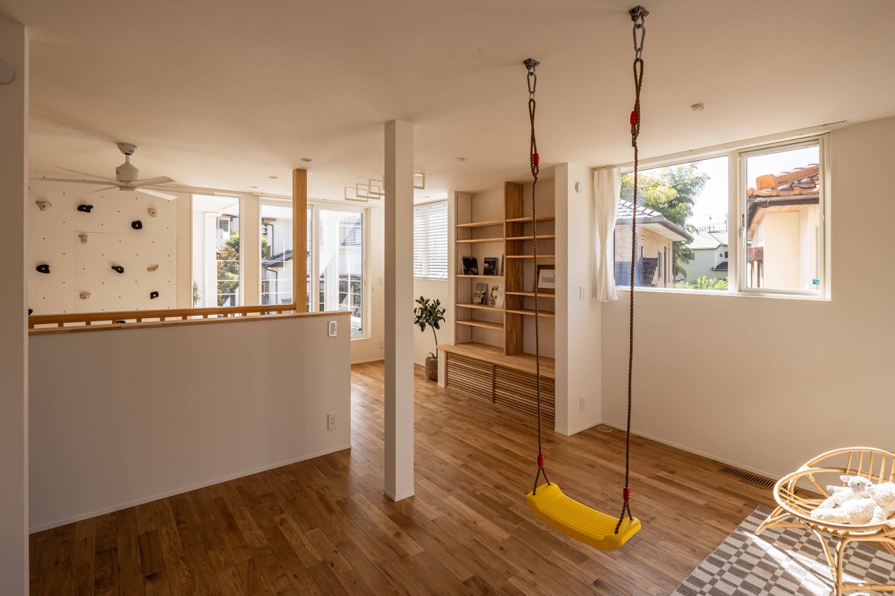 2階にはボルタリング、うんてい、ブランコがある子供部屋