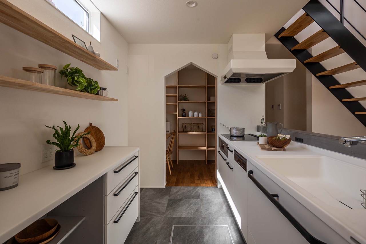 白いトクラスのキッチンと三角の入口