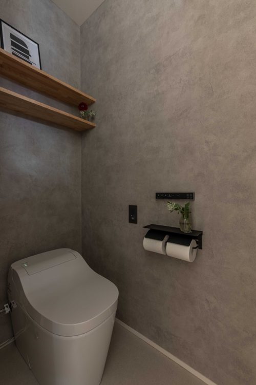 石目調の壁を使用したトイレ。