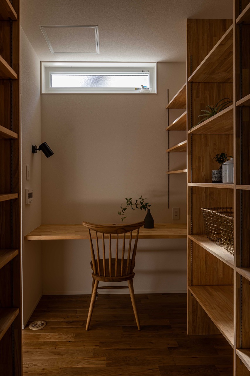 パントリーとパソコン机