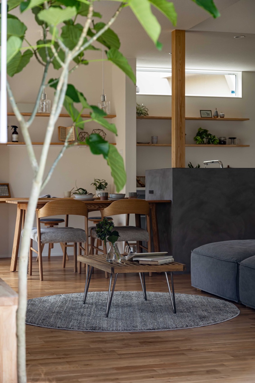 キッチンに横並びのダイニングテーブル