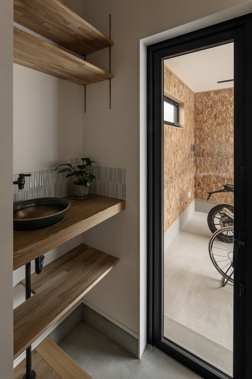 バイクガレージからも手洗いができる