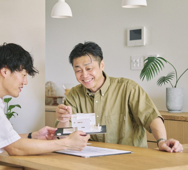 男性2人が談笑している写真