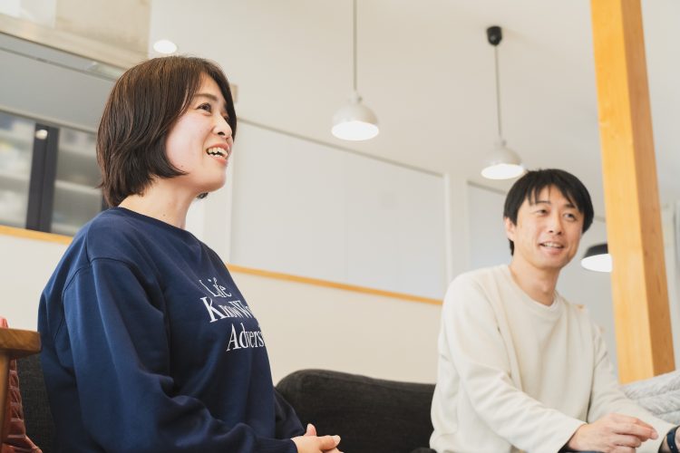 夫婦二人が談笑している様子