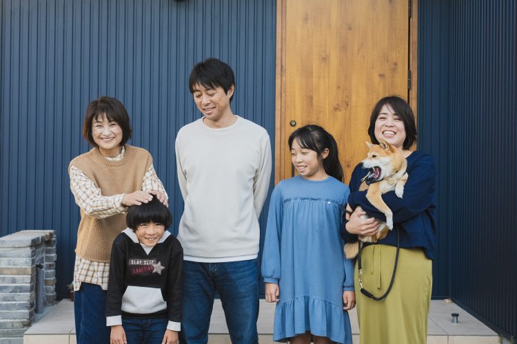 4人家族と夢工房キッチンくらぶのスタッフとの集合写真